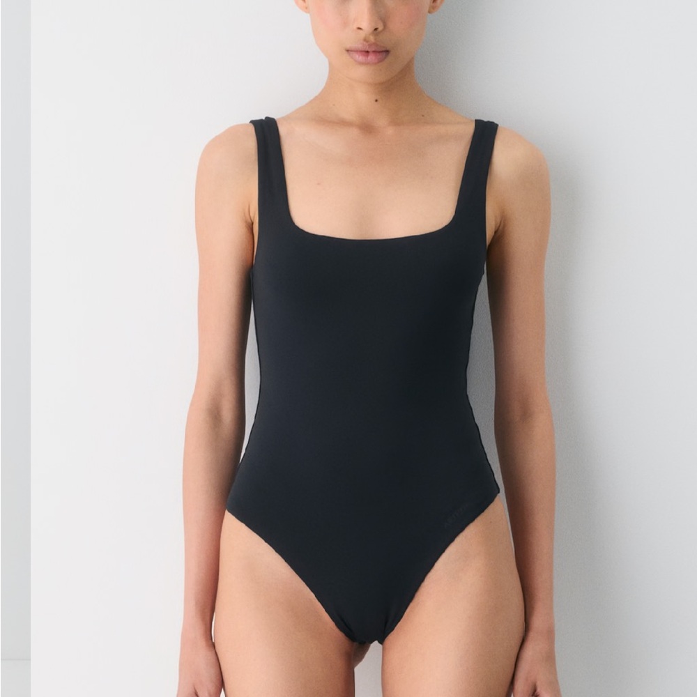 Babaton Elegant Black Apparel